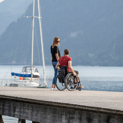 Accessible tourism at Lake Achensee Barrier-free access to the lakeshore promenade at Lake Achensee.
