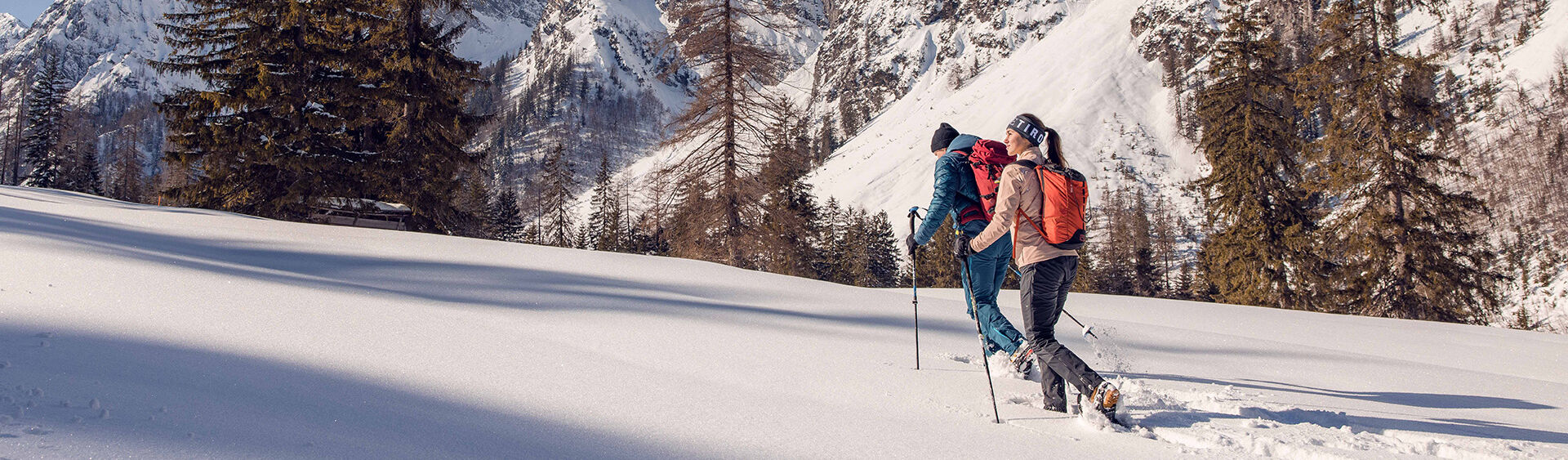 Mit den Schneeschuhen an den Füßen geht’s problemlos durch die Winterlandschaft des Falzthurntales im Naturpark Karwendel.