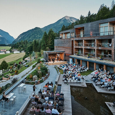 KLASSIK.UNIQUE. at DAS KRONTHALER is a premiere of an experience that offers the highest harmony in art, sound and cuisine.