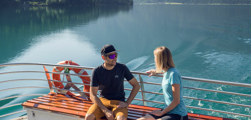 Achenseeschifffahrt boat trip A couple enjoying a boat trip with the Achenseeschifffahrt, enjoying the water and the beautiful natural surroundings.