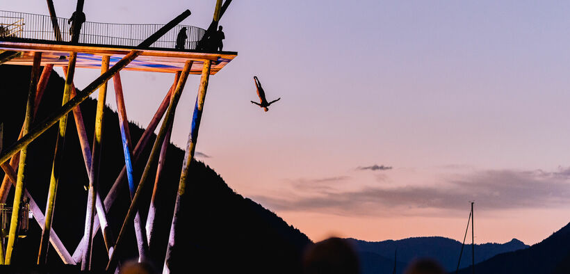 Beim Event Chill & Jump stürzen sich die besten Cliff Diver mit abenteuerlichen Manövern vom Hochsteg in Pertisau in den Achensee.