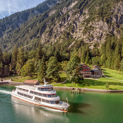 Die Gaisalm am Achensee Der Mariensteig, mit einer Einkehrmöglichkeit in die Gaisalm, führt von Achenkirch bis nach Pertisau am Achensee. Auf diesem Bild macht die Achenseeschifffahrt gerade ihre Runde.