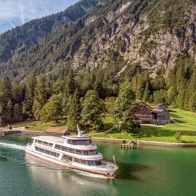 Die Gaisalm am Achensee Der Mariensteig, mit einer Einkehrmöglichkeit in die Gaisalm, führt von Achenkirch bis nach Pertisau am Achensee. Auf diesem Bild macht die Achenseeschifffahrt gerade ihre Runde.