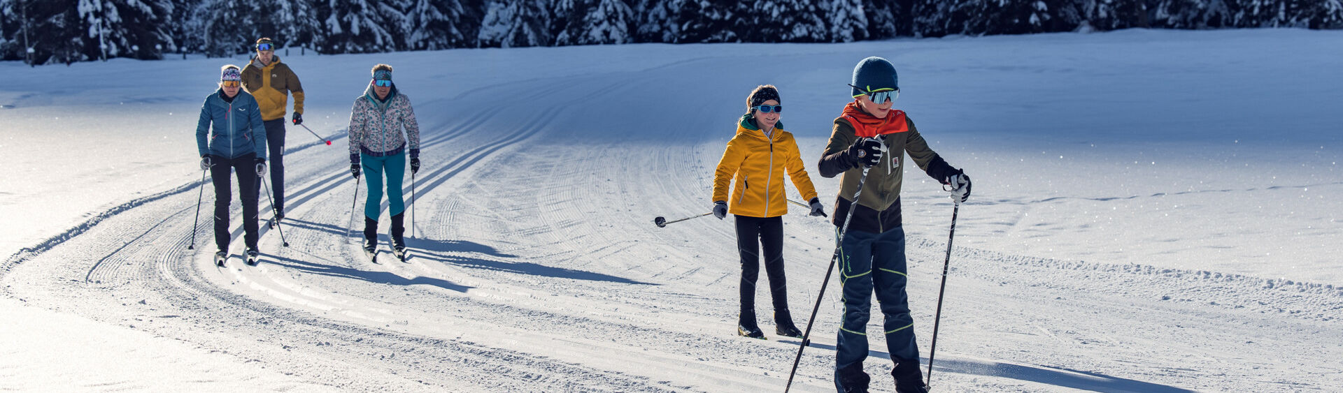 Langlaufen mit der Familie in den Karwendeltälern Eine Familie erlebt bei strahlendem Sonnenschein einen herrlichen Langlauftag in den Karwendeltälern.