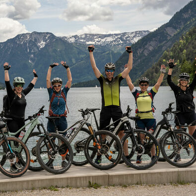 A group photo of the participants of the Achensee e-bike camp.
