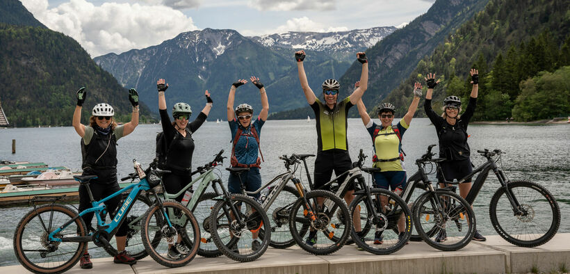 Ein Gruppenfoto der Teilnehmerinnen des Achensee E-Bikecamps.