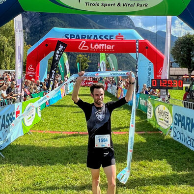 Achenseelauf Nach dem Zieleinlauf in Pertisau am Achensee strahlt der Gewinner des Achenseelaufs glücklich in die Kamera.