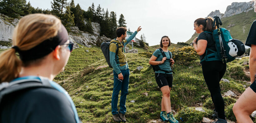 Klettersteiggehen im Rofan am Achensee Die Teilnehmer des Achensee Klettersteigcamps sind auf dem Weg zum Einstieg eines Klettersteigs im Rofangebirge.