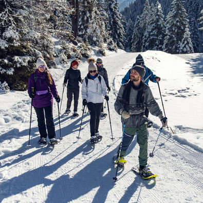 Schneeschuhwandern im Naturpark Karwendel Bei einer geführten Wanderung in die Karwendeltäler erlebt eine Gruppe einen herrlichen Wintertag und erkundet die Region mit Schneeschuhen.