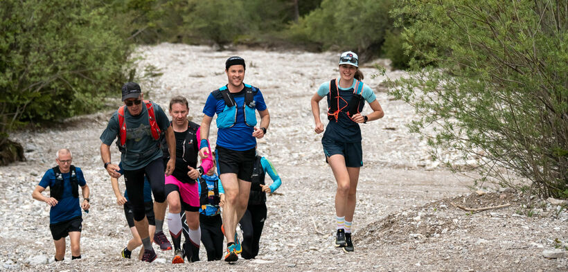 Laufen am Achensee Eine Läufergruppe unterwegs auf Schotterwegen in der Naturlandschaft am Achensee.