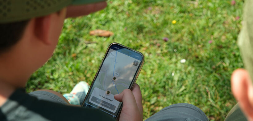 Achensee Natur Erlebnispfad Eine Familie erkundet spielerisch mit dem Handy die wundersame Welt der Fauna und Flora des Naturparks Karwendel auf dem „Achensee Natur Erlebnispfad“.