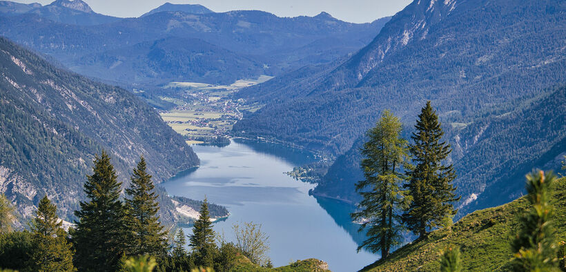 Ausblick auf den Achensee Der Bärenkopf, welcher sich im Naturpark Karwendel befindet, bietet einen unglaublichen Blick auf den Achensee und die Dörfer rundherum.