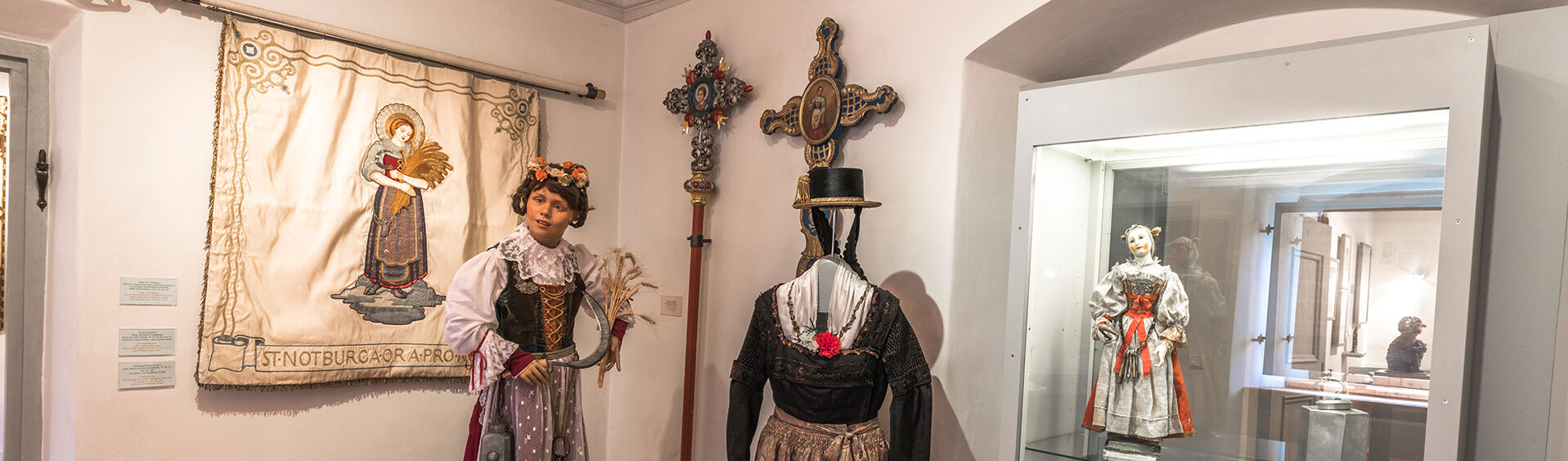 Museum der Hl. Notburga Neben den ältesten Dokumenten der Notburga-Verehrung sind im Notburga Museums in Eben auch Exponate barocker Kunst und Prozessionsgegenstände sehen.