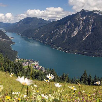 Der Blick gleitet vom Zwölferkopf auf den Achensee bis hinauf zum Rofangebirge.