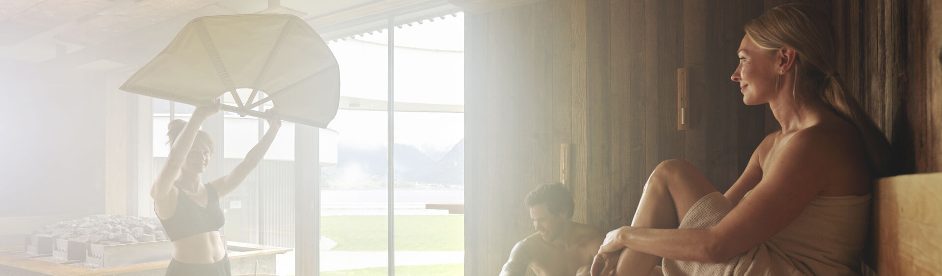 Wellness am Achensee Ein Pärchen genießt den Aufguss im Wellnessbereich des Atoll Achensee.