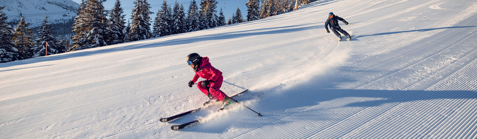 Skifahren in Achenkirch am Achensee Bei strahlendem Wetter genießen zwei Skifahrer ihren Tag bei den Hochalmliften Christlum in Achenkirch am Achensee.