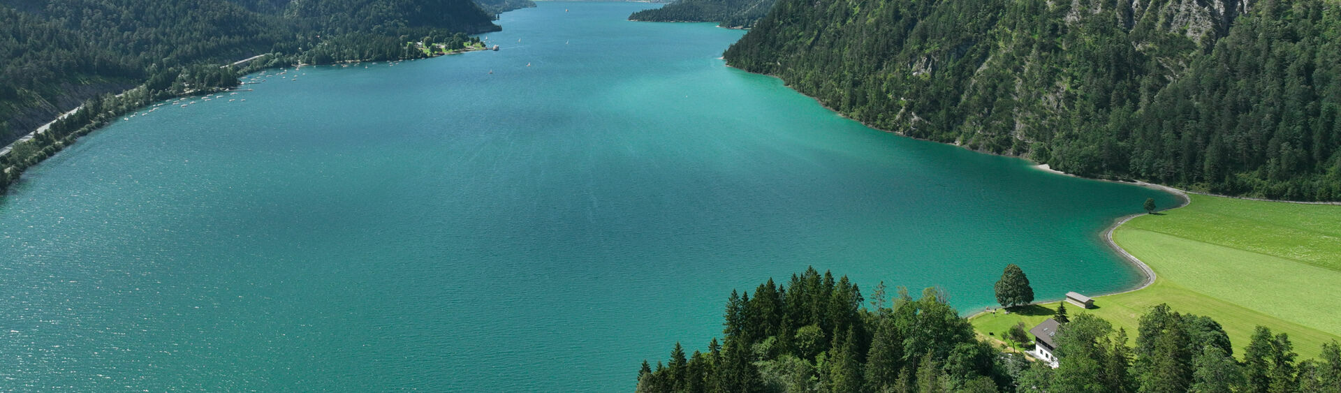 Der Blick von Achenkirch am Achensee auf das Tiroler Meer.