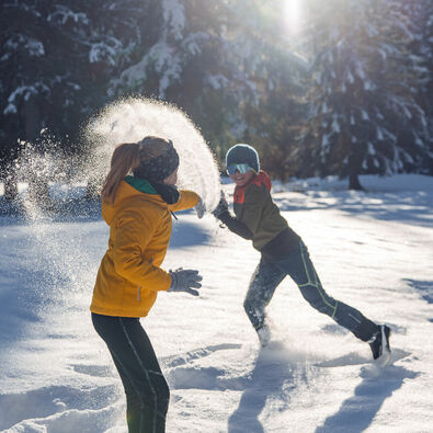 Winterzauber in den Karwendeltälern Zwei Geschwister toben im frisch gefallenen Neuschnee und genießen bei strahlendem Wetter die gemeinsame Zeit in den Karwendeltälern.