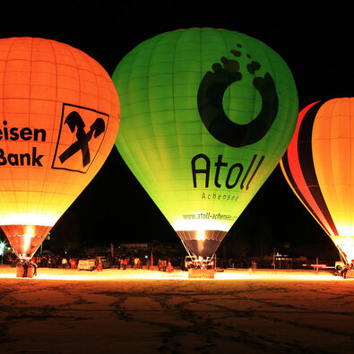 Achensee Ballontage - Night Glow Beim Night Glow im Rahmen der Achensee Ballontage beleuchten die Ballone die Winternacht.