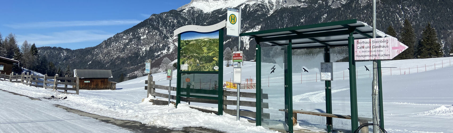 Eine Bushaltestelle in Steinberg am Rofan im Winter.