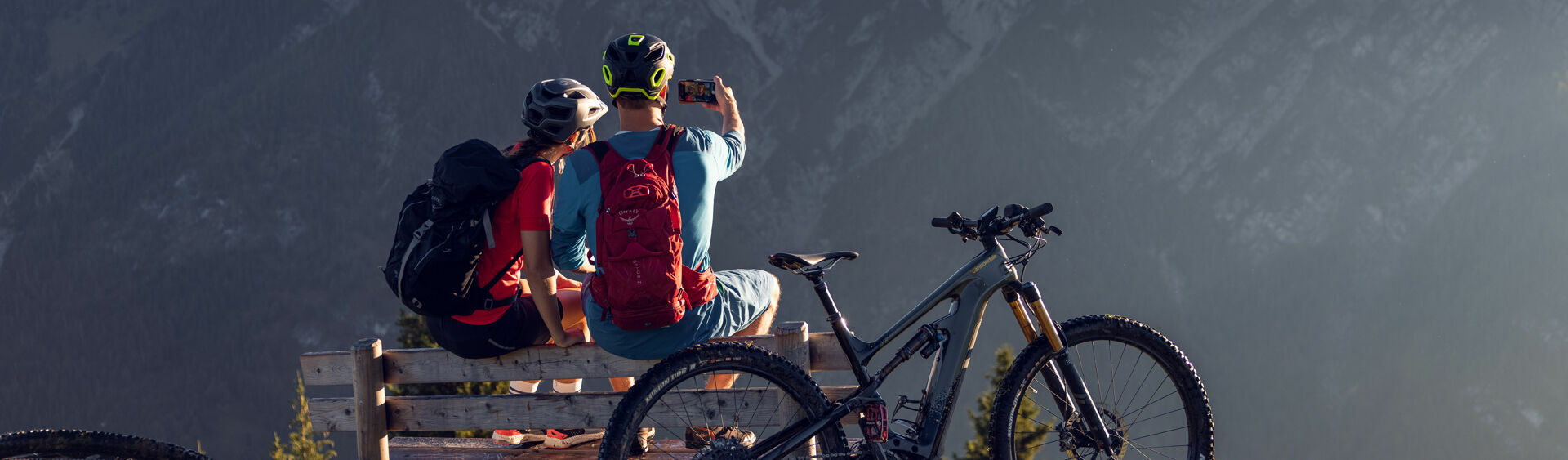 Mountainbiker und E-Mountainbiker treten gemeinsam in die Pedale bis zum Tagesziel dem Feilkopf in Pertisau am Achensee.