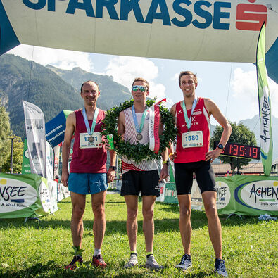 Achensee Run Photo shoot of happy runners after crossing the finish line of the Achensee Run in Pertisau.
