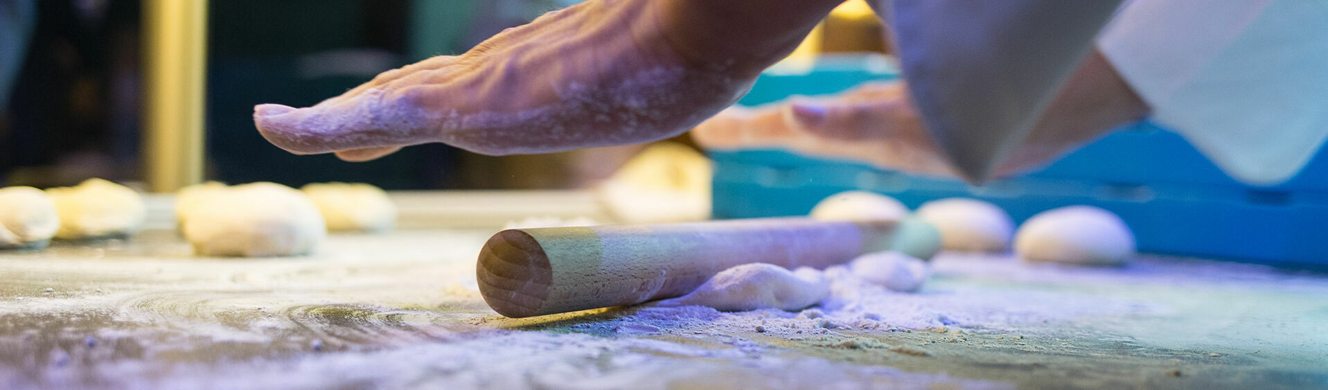 In vierter Generation führt Alexander Adler die Bäckerei Adler in Achenkirch. In diesem Bild fertigt er die Brötchen und verleiht ihnen eine Form.