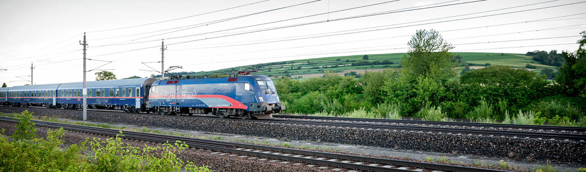 The ÖBB Nightjet train transports visitors comfortably to the mountains and to Lake.