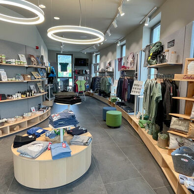 Der Atoll Achensee SHOP in Maurach am Achensee bietet ein breites Sortiment.