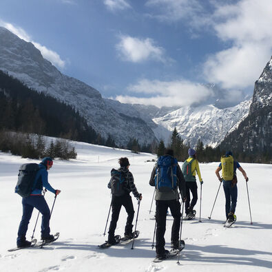 Schneeschuhwandern am Achensee Schneeschuhwanderer sind gemeinsam in der Winterlandschaft am Achensee unterwegs.