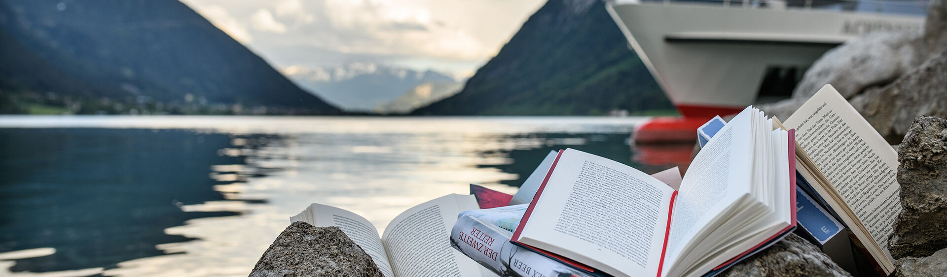 achensee.literatour Lesenswerte Bücher der achensee.literatour 2018. Sie wurden am Ufer mit Blick auf den See und die Achenseeschifffahrt in Szene gesetzt.