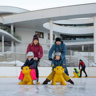 Eislaufen beim Atoll Achensee Eine Familie genießt den Wintertag auf dem Eislaufplatz des Atoll Achensee in Maurach.