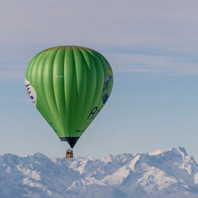 Rise into the skies in hot-air balloon and enjoy a bird's eye view of the wintry Karwendel mountains.