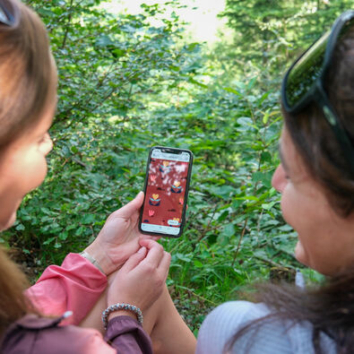 Wunderweg „Besinnung am Achensee" Zwei Freundinnen erkunden den interaktiven Wunderweg „Besinnung am Achensee" zwischen Maurach und Pertisau.