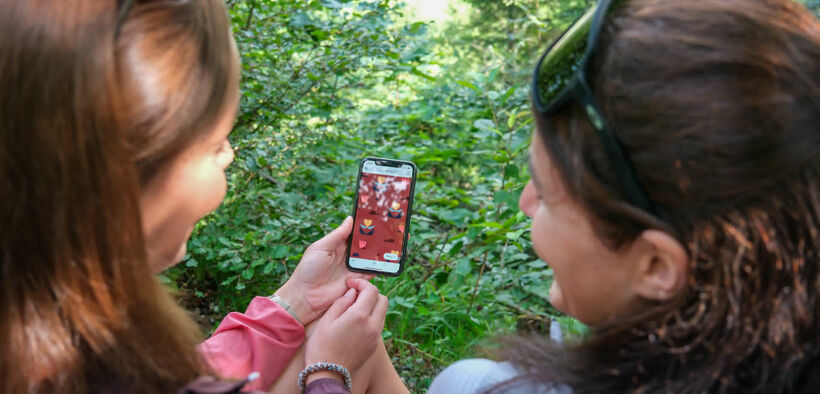 Wunderweg „Besinnung am Achensee" Zwei Freundinnen erkunden den interaktiven Wunderweg „Besinnung am Achensee" zwischen Maurach und Pertisau.