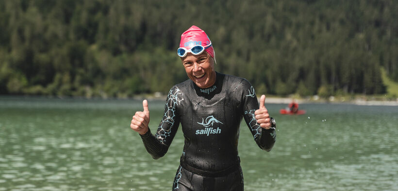 Langstreckenschwimmen am Achensee Eine Teilnehmerin beim Langstreckenschwimmen am Achensee lacht fröhlich in die Kamera.