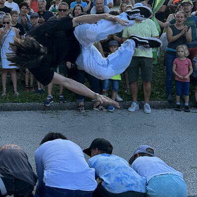 Chill & Jump #achensee Beim Event Chill & Jump stürzen sich die besten Cliff Diver mit abenteuerlichen Manövern vom Hochsteg in Pertisau in den Achensee.