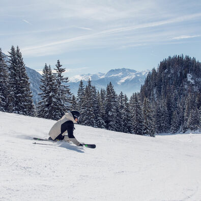 Skifahren im Rofangebirge Skifahrer genießen den sonnigen Wintertag auf den gut präparierten Pisten im Rofangebirge.