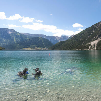 Tauchen am Achensee Der Achensee ist nicht nur der größte sondern auch der tiefste See in Tirol und ist daher sehr gut geeignet für Tauchausflüge.