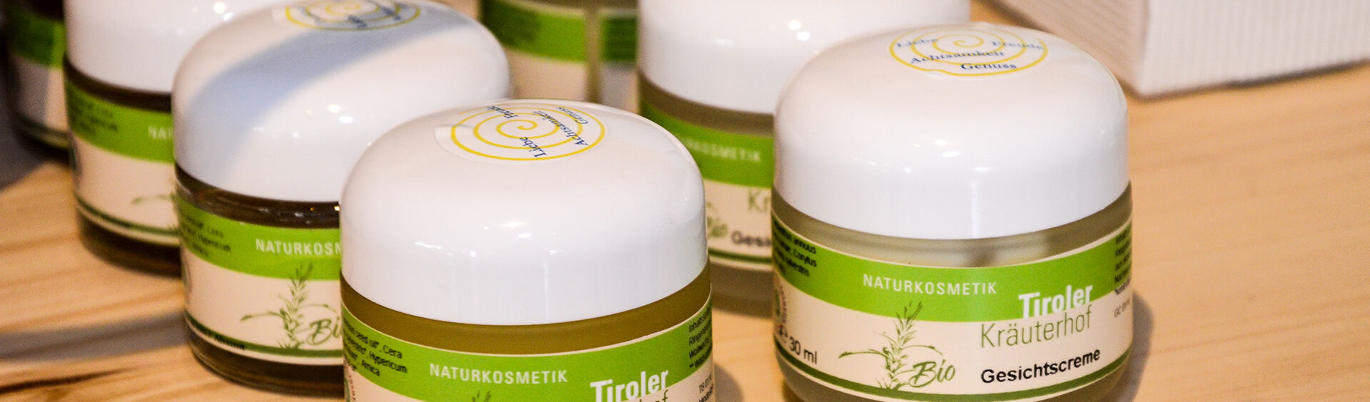 Tiroler Kräuterhof Von ätherischen Ölen, Cremes und Lotionen bis hin zu Entschlackungswasser – all diese Produkte, werden in Maurach am Achensee in Handarbeit herstellt und dort verkauft.