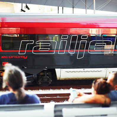 Railjet der ÖBB Mit Öffis wie der Oebb nachhaltig an den Achensee reisen!