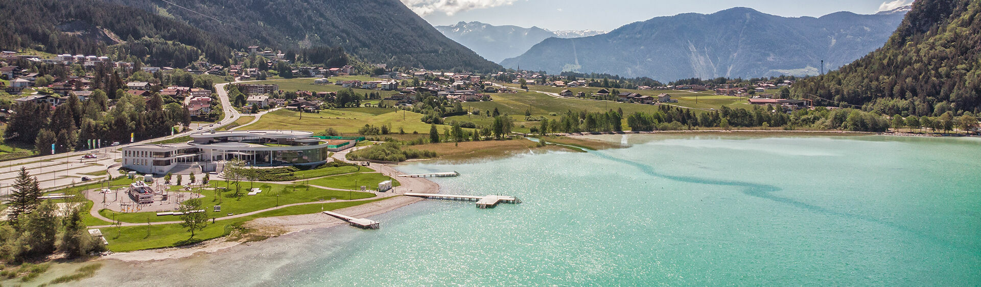 Eine Luftaufnahme vom Atoll Achensee im schönen Sonnenschein.