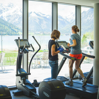 Running training at Atoll Achensee At the Lakeside-GYM of Atoll Achensee in Maurach, sports enthusiasts can practice running with a view of the lake.