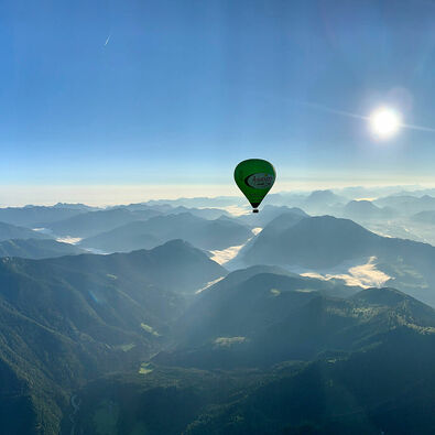 Hot-air ballooning in summer Drifting through the summer skies with the Lake Achensee hot-air balloon.