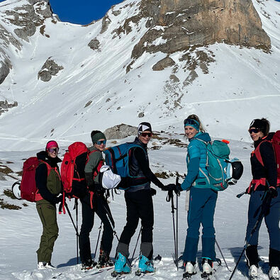 Skitourengehen im Rofangebirge Eine kleine Gruppe genießt das schöne Wetter beim Skitourengehen im Rofangebirge.