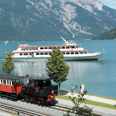 Bahn und Schiff am Achensee Mit dem Zeitalter der Achensee Dampf-Zahnradbahn und der Achenseeschifffahrt begann der Tourismus am Achensee.