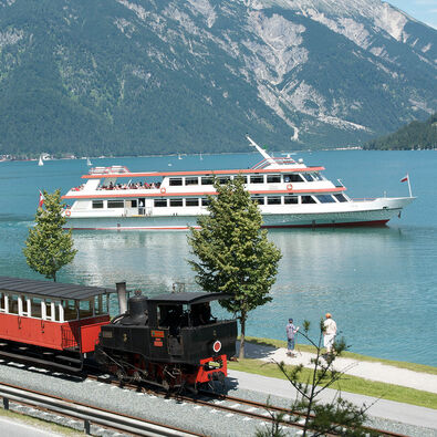 Bahn und Schiff am Achensee Mit dem Zeitalter der Achensee Dampf-Zahnradbahn und der Achenseeschifffahrt begann der Tourismus am Achensee.