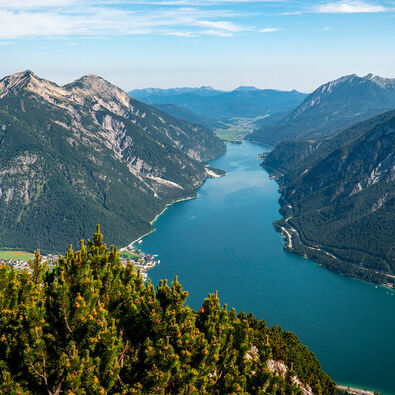 Ausblick vom Bärenkopf auf den Achensee Der Bärenkopf, welcher sich im Naturpark Karwendel befindet, bietet einen unglaublichen Blick auf den Achensee und die Dörfer rundherum.