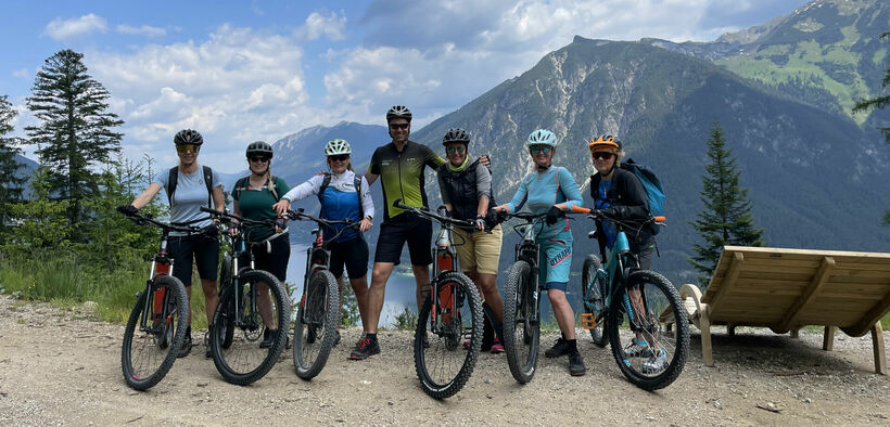 Ein Gruppenfoto bei einem E-Bike Ausflug am Achensee.