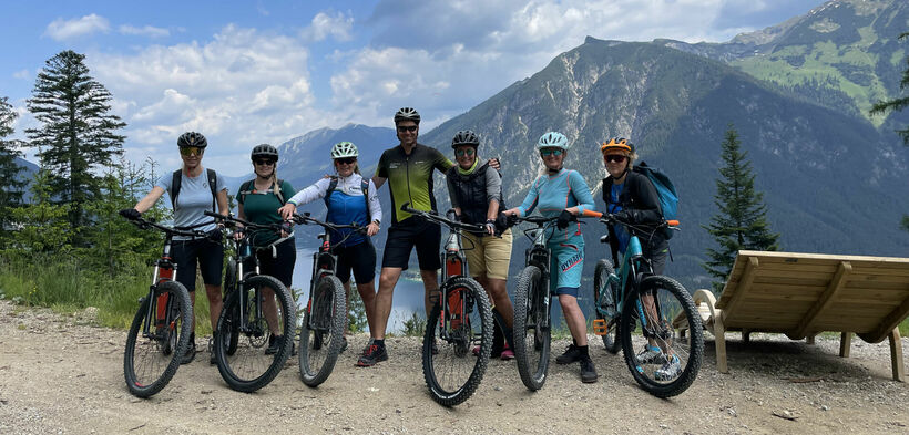 A group photo during an e-bike excursion at Lake Achensee.